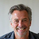 Retrato de um homem sorridente de 40 anos com aparência saudável.
