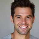 Retrato de um homem sorridente de 20 anos com energia e vitalidade.