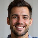 Retrato de um homem sorridente de 30 anos com vitalidade.